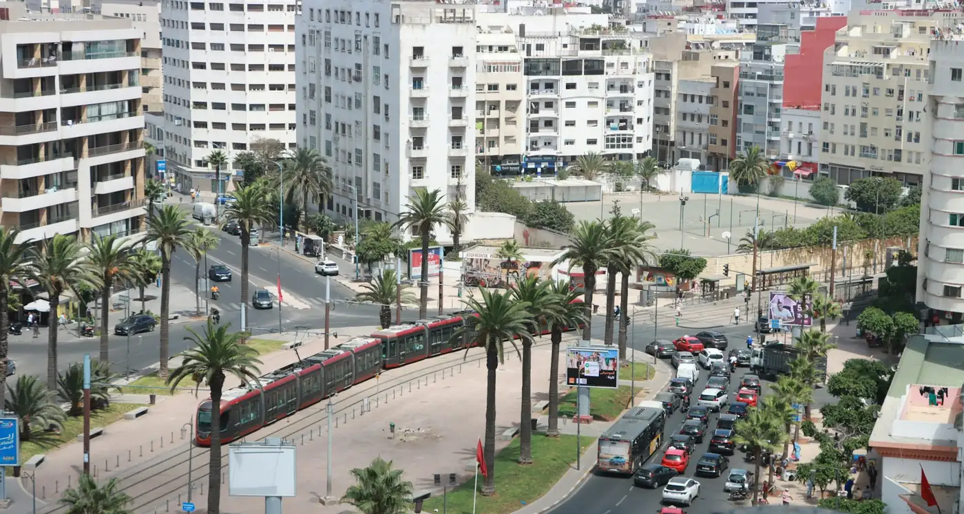 Boulevard de Casablanca avec le tramway et des palmiers