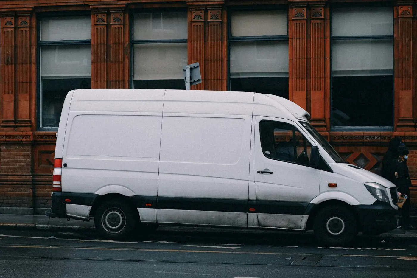 Camionnette de livraison garée en ville