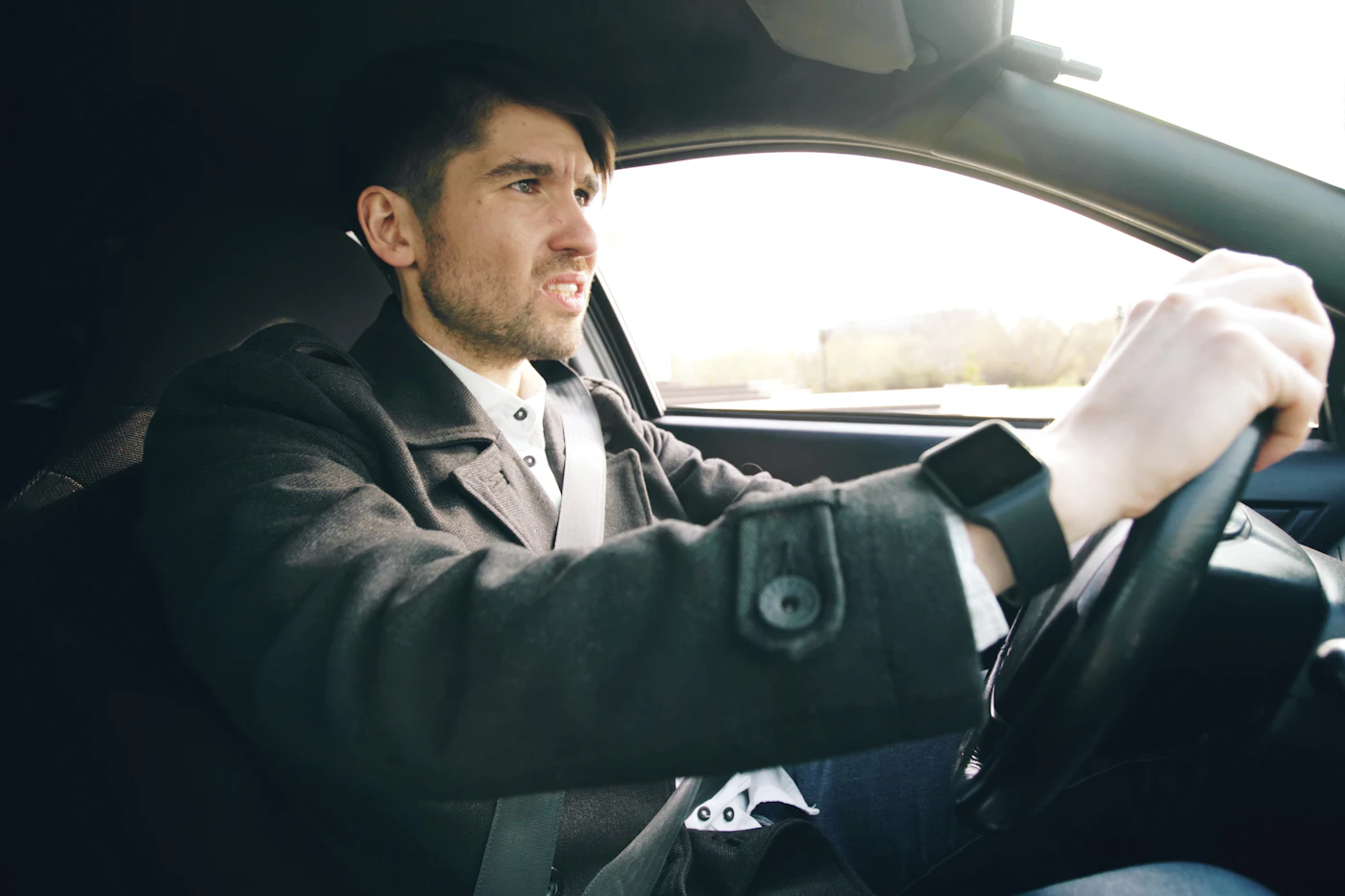 Commercial au volant de son véhicule de service