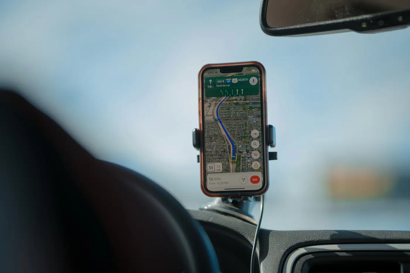 Smartphone affichant une carte, fixé dans un véhicule
